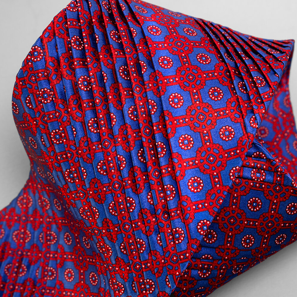 ステファノリッチ製、赤とブルーの幾何学模様プリーツネクタイ｜Red and blue pleated tie with geometric jacquard pattern by Stefano Ricci