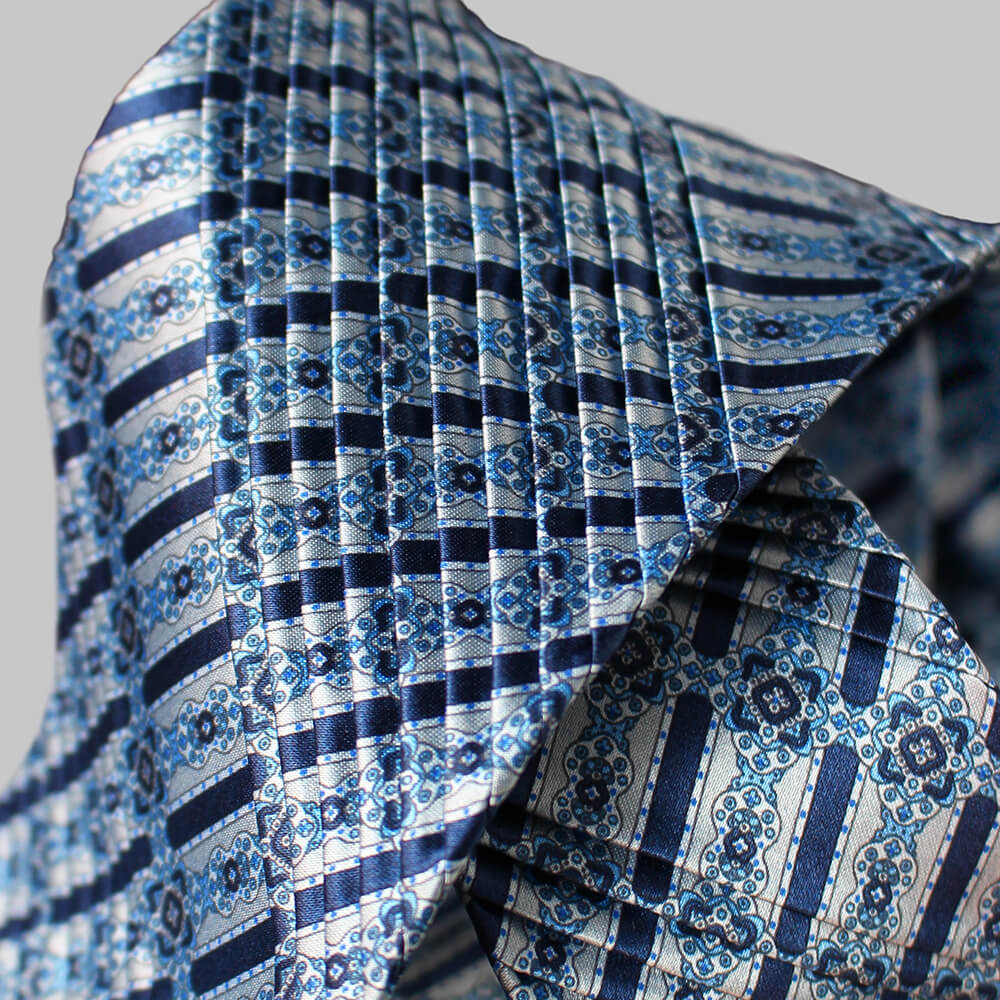 ステファノリッチ製、ネイビーとライトブルーのオリエンタル幾何学柄プリーツネクタイ｜Pleated tie with oriental geometric pattern in navy and light blue by Stefano Ricci