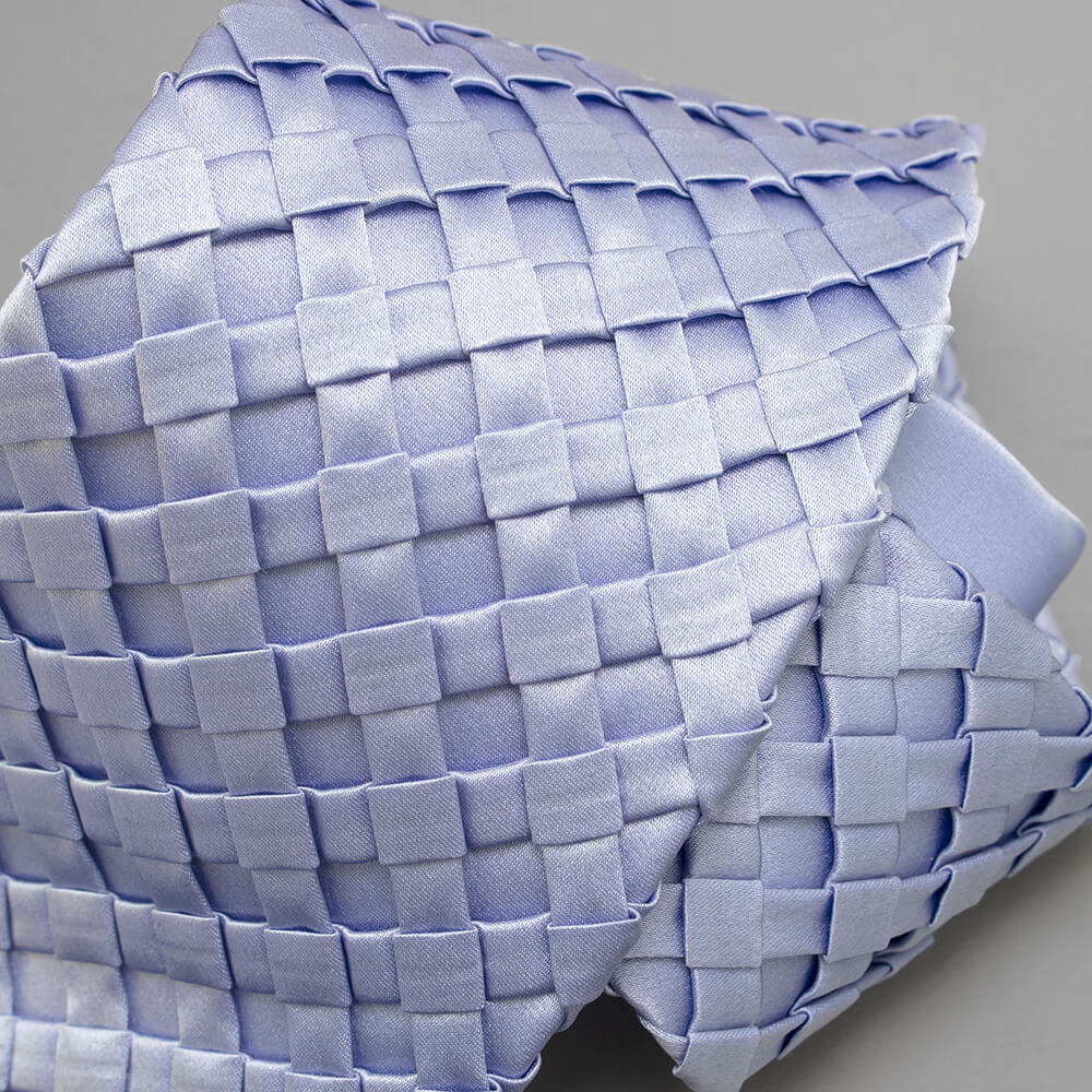 ステファノリッチ製、編み込み風のライトブルー無地プリーツネクタイ｜Light blue pleated tie with basketweave-like structure by Stefano Ricci