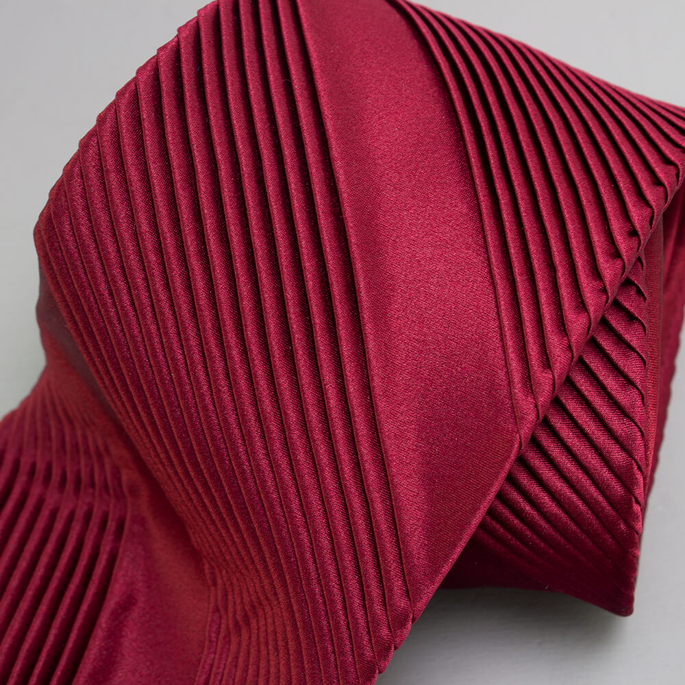ステファノリッチ製、ワインレッドの無地調プリーツネクタイ｜Wine red solid pleated tie by Stefano Ricci