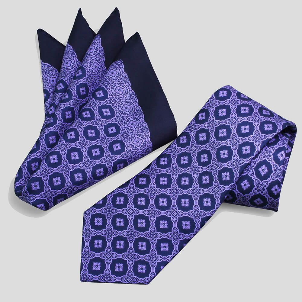 ステファノリッチのシルクツイルネクタイとポケットチーフのセット、ネイビーにパープルのジオメトリック柄｜Stefano Ricci silk twill tie and pocket square set in navy with purple geometric pattern