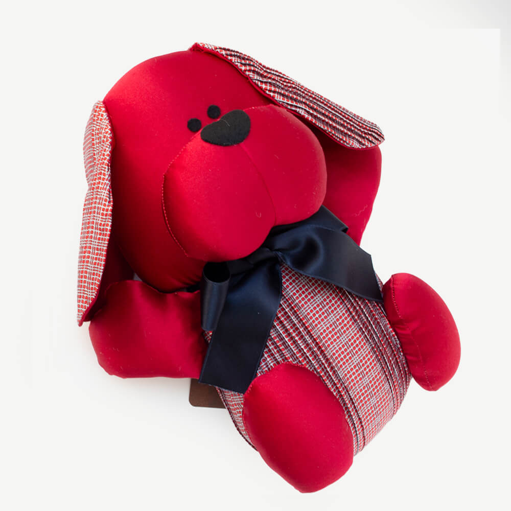 ステファノリッチのシルクを使った赤い犬のぬいぐるみ。耳とおなかはプリーツ生地を使用｜Stefano Ricci silk plush toy featuring red pleated fabric on ears and belly