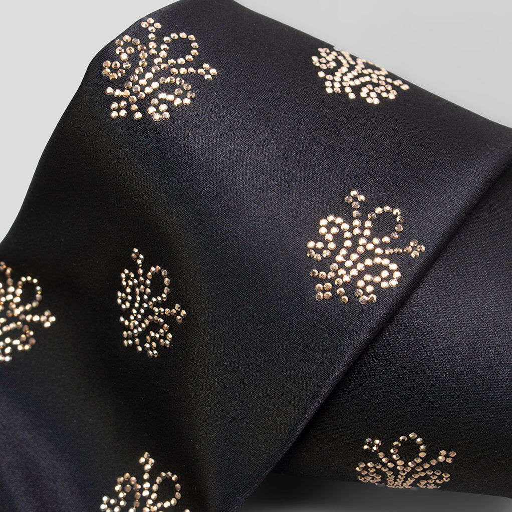 ステファノリッチのシルクネクタイ、黒無地にクリスタルガラス装飾を施したラグジュアリーデザイン｜Stefano Ricci silk tie in solid black with crystal embellishments