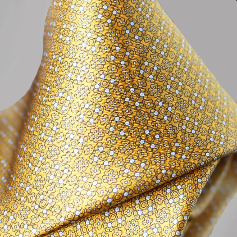 ステファノリッチのシルクプリントネクタイ、イエロー地に繊細な幾何学模様｜Stefano Ricci silk printed necktie with yellow base and delicate geometric pattern