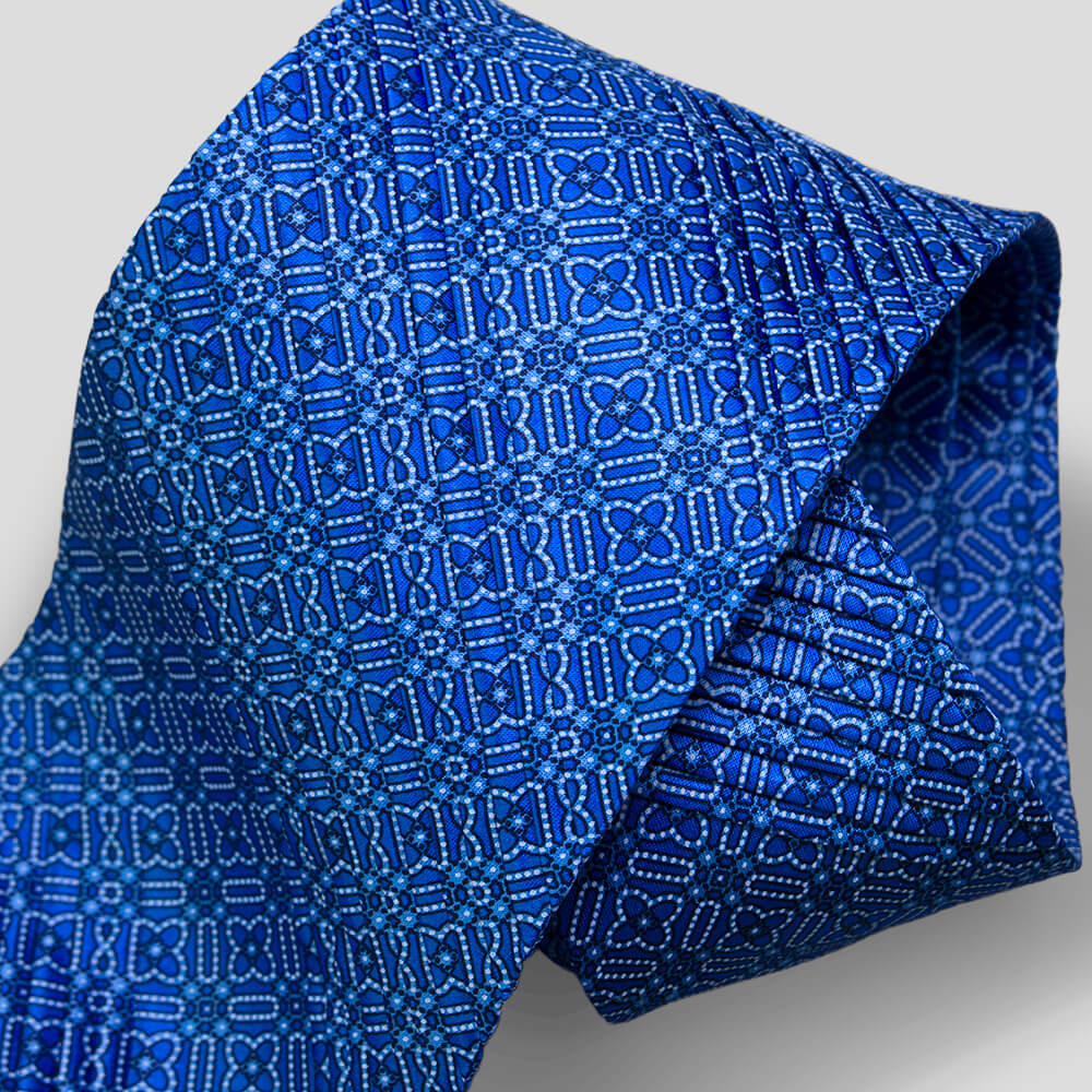 ステファノリッチのシルクプリーツネクタイ、鮮やかなブルーの幾何学柄デザイン｜Stefano Ricci silk pleated necktie in vivid blue geometric pattern