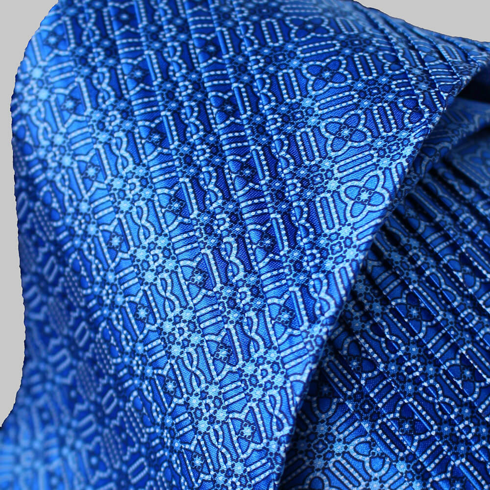ステファノリッチのシルクプリーツネクタイ、鮮やかなブルーの幾何学柄デザイン｜Stefano Ricci silk pleated necktie in vivid blue geometric pattern