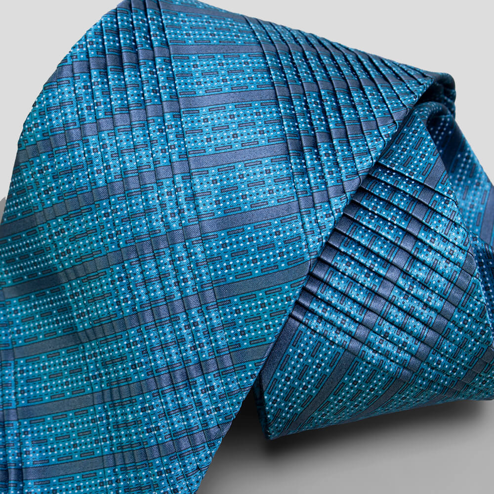 ステファノリッチのシルクプリーツネクタイ、ブルーグラデーションの幾何学柄デザイン｜Stefano Ricci silk pleated necktie in blue gradient geometric pattern