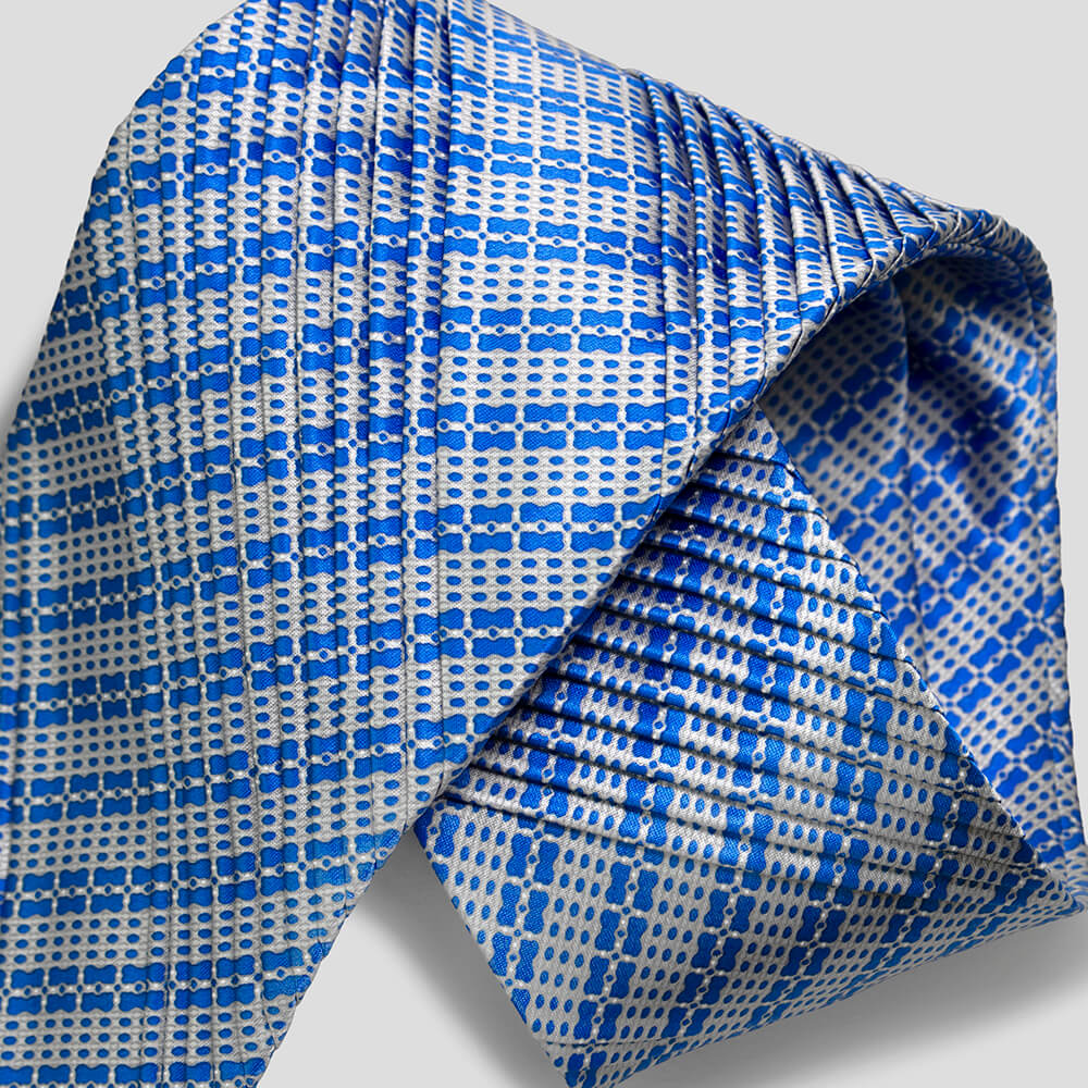 ステファノリッチのシルクプリーツネクタイ、ブルーとホワイトの幾何学柄デザイン｜Stefano Ricci silk pleated necktie in blue and white geometric pattern