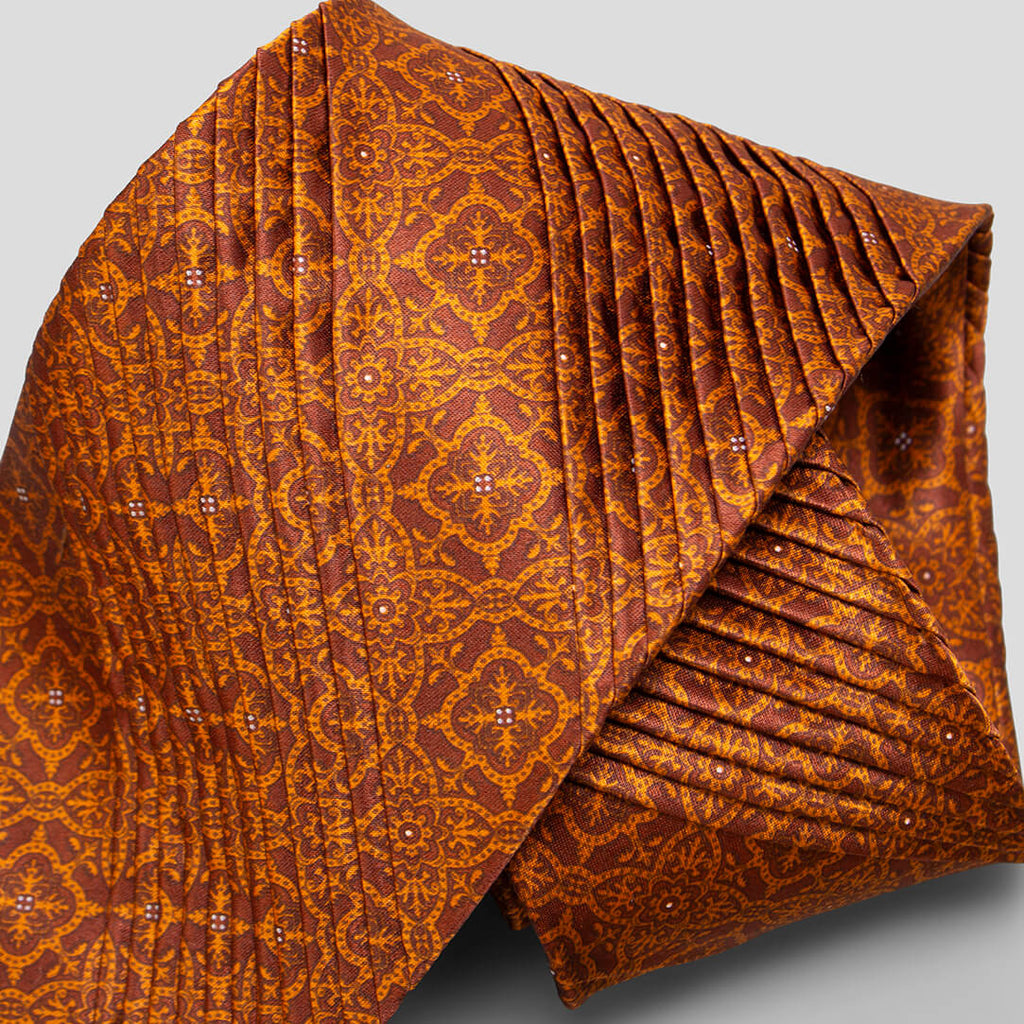 ステファノリッチのシルクプリーツネクタイ、ブラウンとオレンジのメダリオン柄｜Stefano Ricci silk pleated necktie in brown and orange medallion pattern