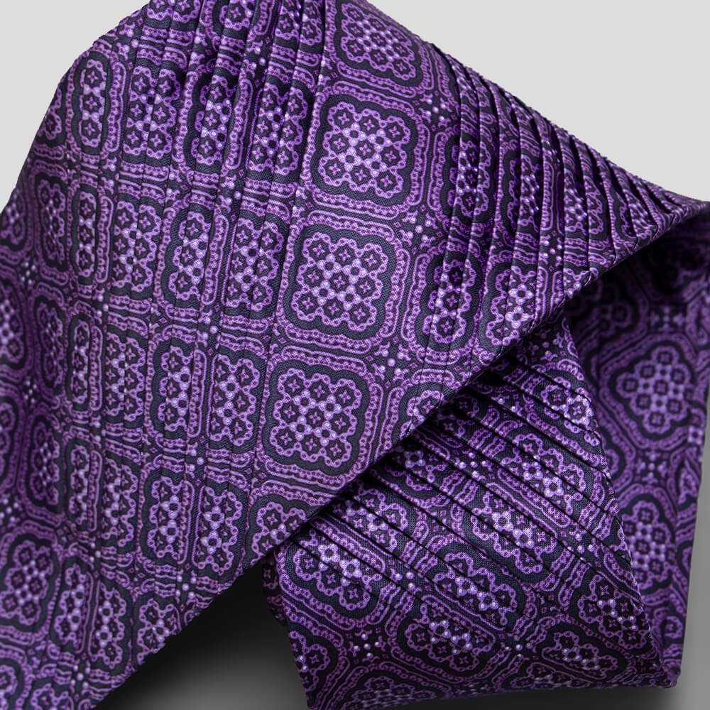ステファノリッチのシルクプリーツネクタイ、パープル地に幾何学模様を織り込んだデザイン｜Stefano Ricci silk pleated necktie in purple with geometric woven pattern