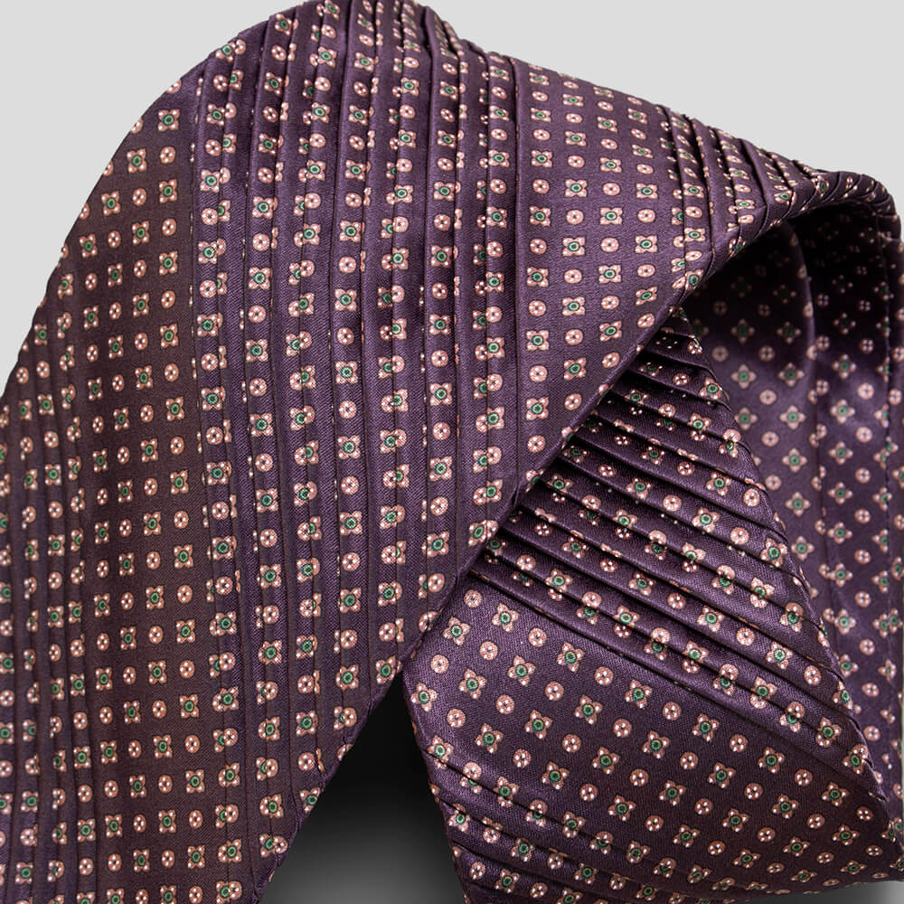 ステファノリッチのシルクプリーツネクタイ、パープル地に小紋柄とグリーンのアクセント｜Stefano Ricci silk pleated necktie in purple with geometric small motifs and green accents