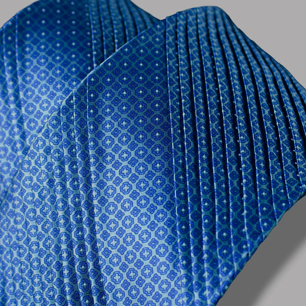 ステファノリッチのシルクプリーツネクタイ、スカイブルーの幾何学柄デザイン｜Stefano Ricci silk pleated necktie in sky blue geometric pattern