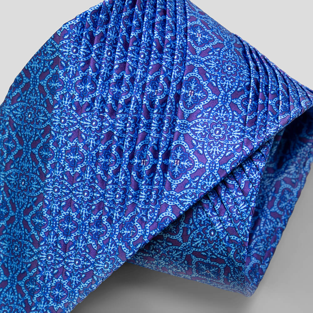 ステファノリッチのシルクプリーツネクタイ、スカイブルーとパープルのアラベスク柄デザイン｜Stefano Ricci silk pleated necktie in sky blue and purple arabesque pattern