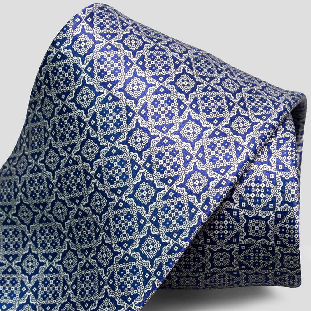 ステファノリッチのプリントシルクネクタイ。ブルーとホワイトの繊細な小紋柄。
Stefano Ricci printed silk necktie with intricate blue and white geometric motif.
